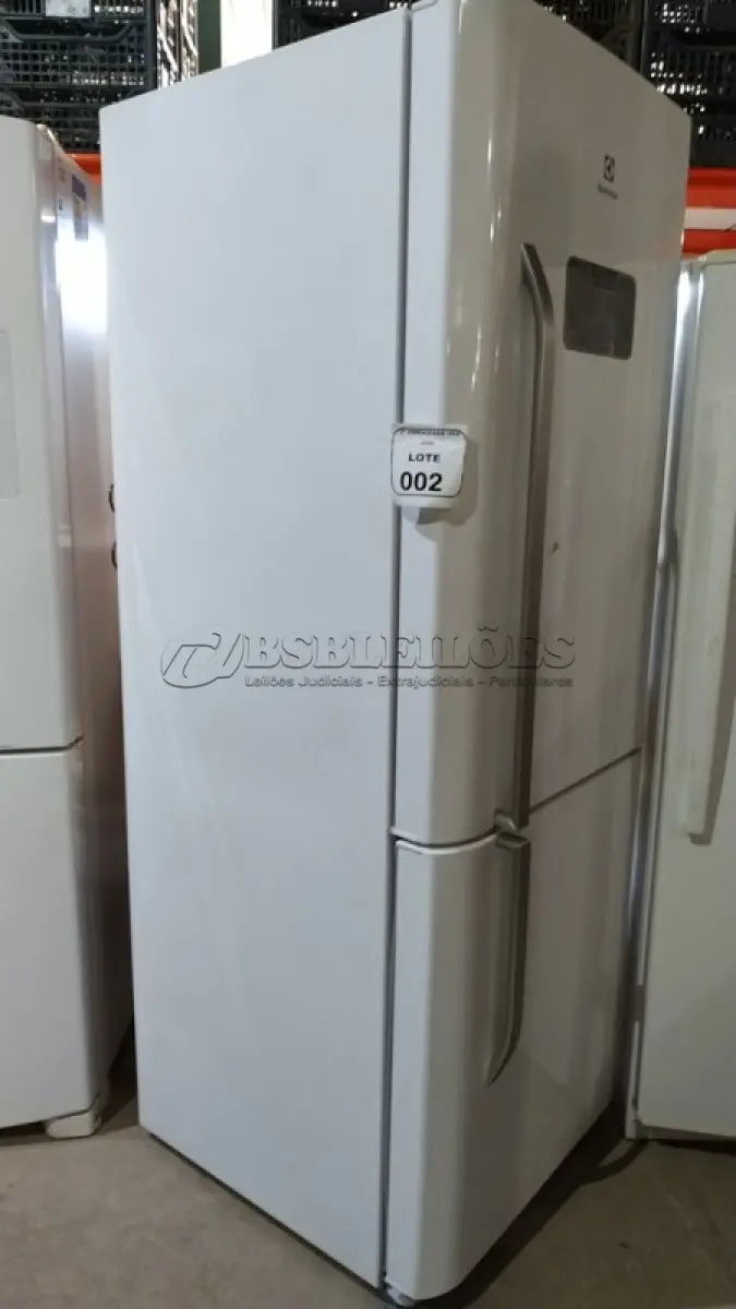LOTE 002 - 01 GELADEIRA MARCA ELECTROLUX 220V. (NO ESTADO EM QUE SE ENCONTRA. SUJEITO A AVARIAS OCULTAS/VISÍVEIS) BF8677R