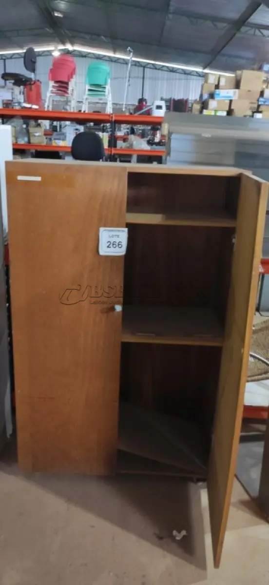 LOTE 266 - 01 ARMÁRIO EM MADEIRA 02 PORTAS E 03 PRATELEIRAS. (NO ESTADO) ATENÇÃO! FAZER A VISITAÇÃO ANTES DE ARREMATAR, NÃO SABEMOS SE FUNCIONA, LEILÃO NÃO TEM GARANTIA E NEM DEVOLUÇÃO, SUJEITO A POSSÍVEIS AVARIAS VISÍVEIS/OCULTAS E/OU AUSÊNCIA DE COMPONENTES.