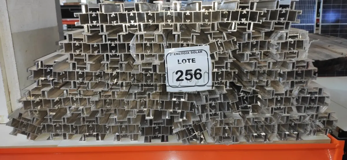 LOTE 256 - 01 LOTE COM PEDAÇOS DE TRILHOS EM ALUMÍNIO. (NO ESTADO) ATENÇÃO! FAZER A VISITAÇÃO ANTES DE ARREMATAR, NÃO SABEMOS SE FUNCIONA, LEILÃO NÃO TEM GARANTIA E NEM DEVOLUÇÃO, SUJEITO A POSSÍVEIS AVARIAS VISÍVEIS/OCULTAS E/OU AUSÊNCIA DE COMPONENTES.