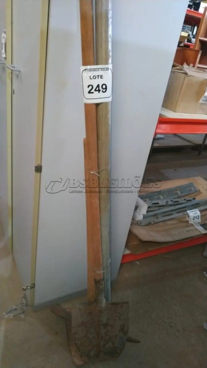 LOTE 249 - 01 PÁ COM CABO, 01 ENXADA COM CABO E 01 PICARETA COM CABO. (NO ESTADO) ATENÇÃO! FAZER A VISITAÇÃO ANTES DE ARREMATAR, NÃO SABEMOS SE FUNCIONA, LEILÃO NÃO TEM GARANTIA E NEM DEVOLUÇÃO, SUJEITO A POSSÍVEIS AVARIAS VISÍVEIS/OCULTAS E/OU 