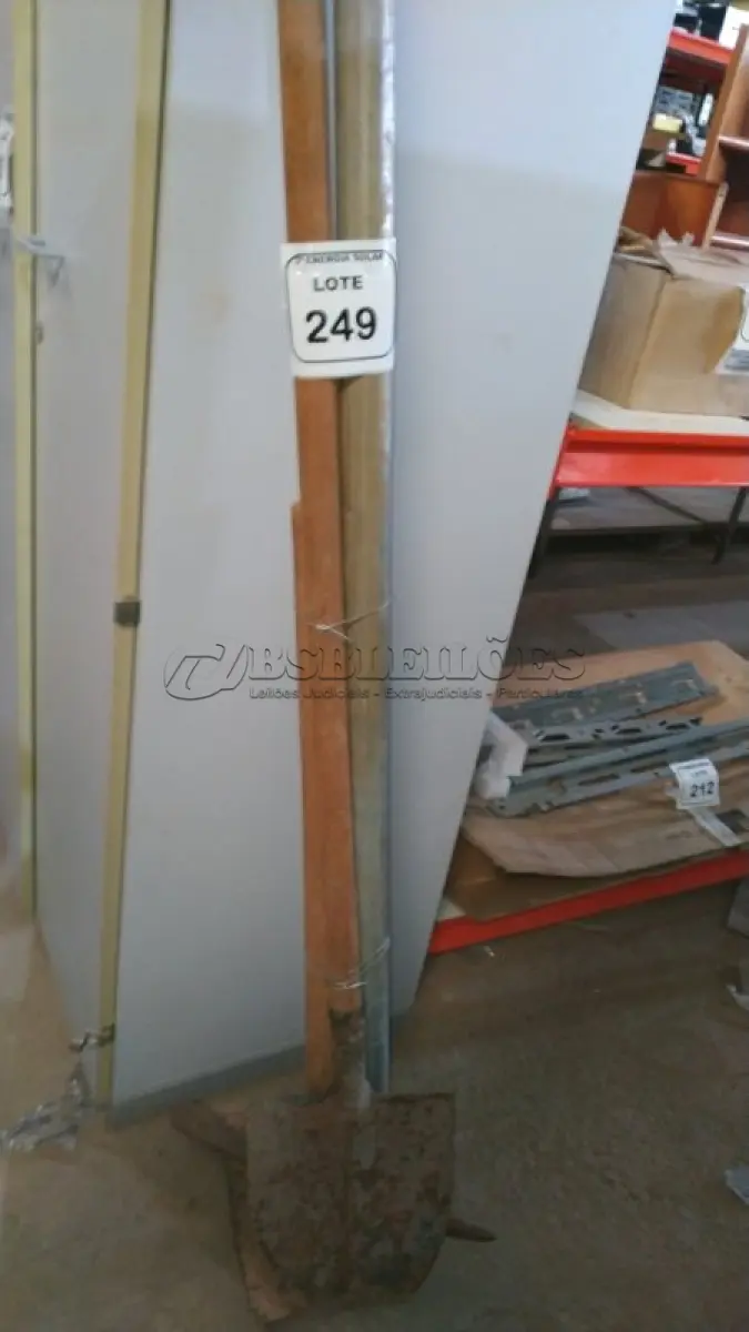 LOTE 249 - 01 PÁ COM CABO, 01 ENXADA COM CABO E 01 PICARETA COM CABO. (NO ESTADO) ATENÇÃO! FAZER A VISITAÇÃO ANTES DE ARREMATAR, NÃO SABEMOS SE FUNCIONA, LEILÃO NÃO TEM GARANTIA E NEM DEVOLUÇÃO, SUJEITO A POSSÍVEIS AVARIAS VISÍVEIS/OCULTAS E/OU 