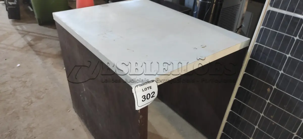 LOTE 302 - 01 MESA EM MADEIRA. (NO ESTADO) ATENÇÃO! FAZER A VISITAÇÃO ANTES DE ARREMATAR, NÃO SABEMOS SE FUNCIONA, LEILÃO NÃO TEM GARANTIA E NEM DEVOLUÇÃO, SUJEITO A POSSÍVEIS AVARIAS VISÍVEIS/OCULTAS E/OU AUSÊNCIA DE COMPONENTES.