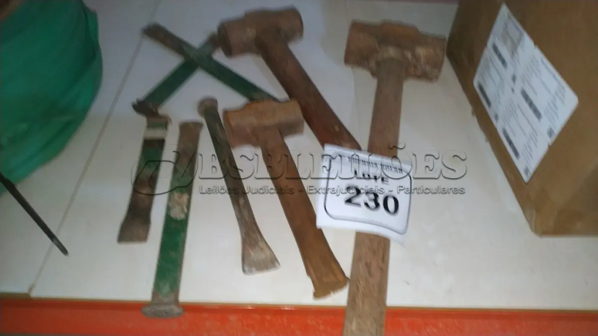 LOTE 230 - 03 MARRETAS COM CABO E 05 TALHADEIRAS CHATAS. (NO ESTADO) ATENÇÃO! FAZER A VISITAÇÃO ANTES DE ARREMATAR, NÃO SABEMOS SE FUNCIONA, LEILÃO NÃO TEM GARANTIA E NEM DEVOLUÇÃO, SUJEITO A POSSÍVEIS AVARIAS VISÍVEIS/OCULTAS E/OU AUSÊNCIA DE COMPONENTES.
