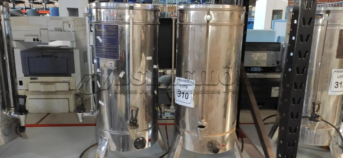 LOTE 310 - 02 CAFETEIRAS INDUSTRIAL MONARCHA. (NO ESTADO) ATENÇÃO! FAZER A VISITAÇÃO ANTES DE ARREMATAR, NÃO SABEMOS SE FUNCIONA, LEILÃO NÃO TEM GARANTIA E NEM DEVOLUÇÃO, SUJEITO A POSSÍVEIS AVARIAS VISÍVEIS/OCULTAS E/OU AUSÊNCIA DE COMPONENTES.