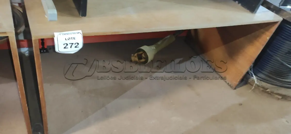 LOTE 272 - 01 MESA EM MADEIRA. (NO ESTADO) ATENÇÃO! FAZER A VISITAÇÃO ANTES DE ARREMATAR, NÃO SABEMOS SE FUNCIONA, LEILÃO NÃO TEM GARANTIA E NEM DEVOLUÇÃO, SUJEITO A POSSÍVEIS AVARIAS VISÍVEIS/OCULTAS E/OU AUSÊNCIA DE COMPONENTES.
