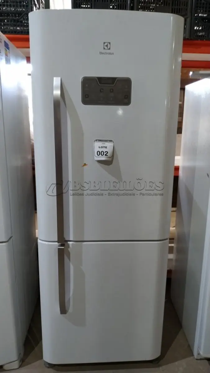 LOTE 002 - 01 GELADEIRA MARCA ELECTROLUX 220V. (NO ESTADO EM QUE SE ENCONTRA. SUJEITO A AVARIAS OCULTAS/VISÍVEIS) BF8677R