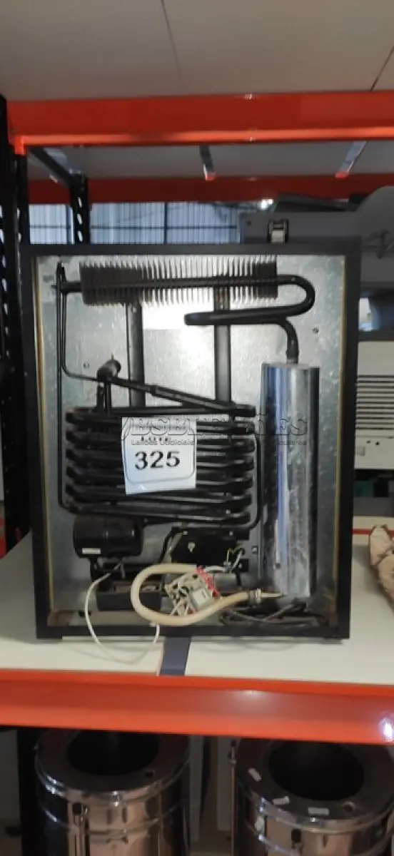LOTE 325 - 01 FRIGOBAR 50 LITROS DOMETIC. (NO ESTADO) ATENÇÃO! FAZER A VISITAÇÃO ANTES DE ARREMATAR, NÃO SABEMOS SE FUNCIONA, LEILÃO NÃO TEM GARANTIA E NEM DEVOLUÇÃO, SUJEITO A POSSÍVEIS AVARIAS VISÍVEIS/OCULTAS E/OU AUSÊNCIA DE COMPONENTES.