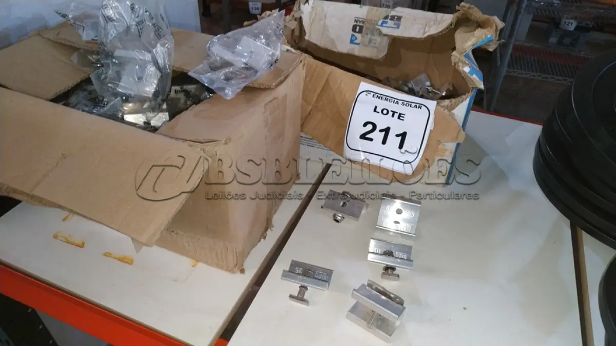 LOTE 211 - 02 CAIXAS COM GRAMPOS TERMINAIS 35X40MM. (NO ESTADO) ATENÇÃO! FAZER A VISITAÇÃO ANTES DE ARREMATAR, NÃO SABEMOS SE FUNCIONA, LEILÃO NÃO TEM GARANTIA E NEM DEVOLUÇÃO, SUJEITO A POSSÍVEIS AVARIAS VISÍVEIS/OCULTAS E/OU AUSÊNCIA DE COMPONENTES.