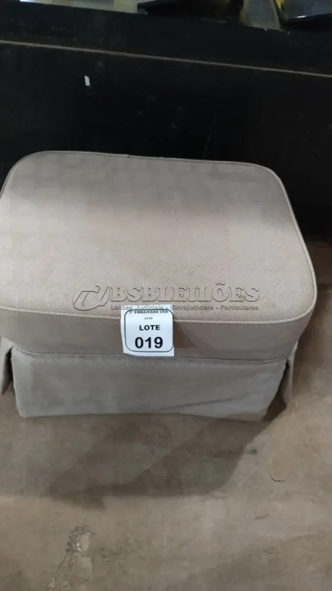 LOTE 019 - 01 PUF/OTTOMAN. (NO ESTADO EM QUE SE ENCONTRA. SUJEITO A AVARIAS OCULTAS/VISÍVEIS) AV9574P