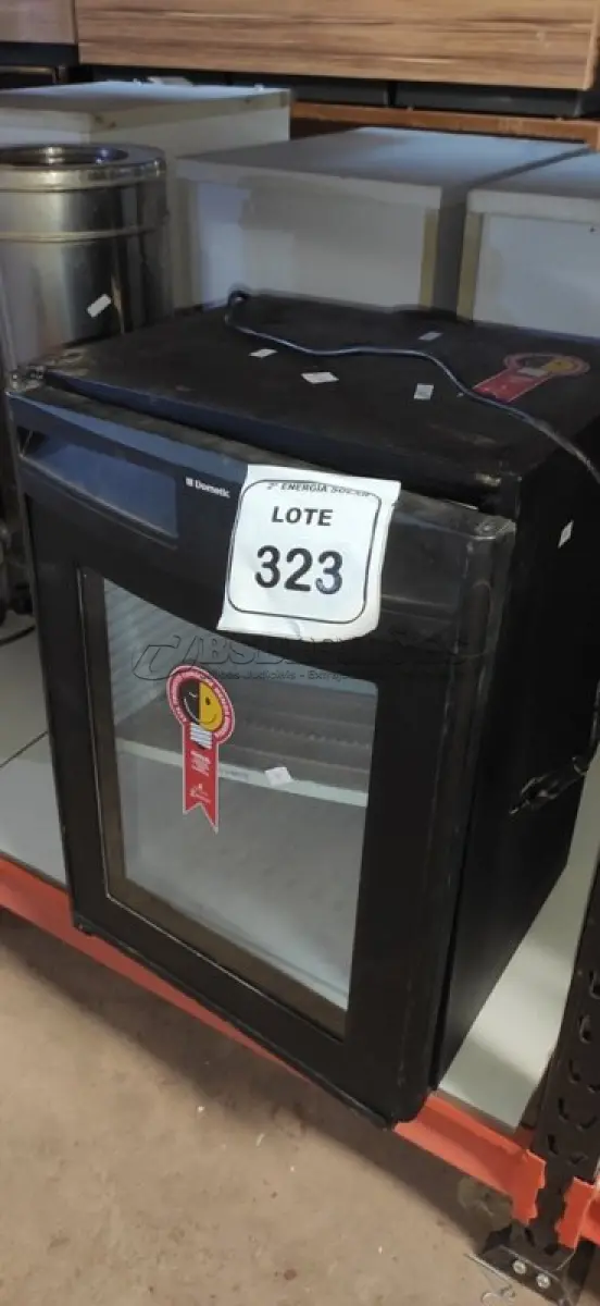 LOTE 323 - 01 FRIGOBAR 50 LITROS DOMETIC. (NO ESTADO) ATENÇÃO! FAZER A VISITAÇÃO ANTES DE ARREMATAR, NÃO SABEMOS SE FUNCIONA, LEILÃO NÃO TEM GARANTIA E NEM DEVOLUÇÃO, SUJEITO A POSSÍVEIS AVARIAS VISÍVEIS/OCULTAS E/OU AUSÊNCIA DE COMPONENTES.
