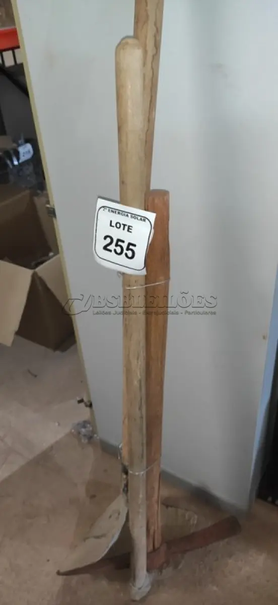 LOTE 255 - 01 PÁ COM CABO, 01 ENXADA COM CABO E 01 PICARETA COM CABO. (NO ESTADO) ATENÇÃO! FAZER A VISITAÇÃO ANTES DE ARREMATAR, NÃO SABEMOS SE FUNCIONA, LEILÃO NÃO TEM GARANTIA E NEM DEVOLUÇÃO, SUJEITO A POSSÍVEIS AVARIAS VISÍVEIS/OCULTAS E/OU 
