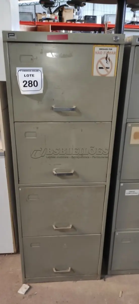 LOTE 280 - 01 ARQUIVO DE AÇO COM 04 GAVETAS. (NO ESTADO) ATENÇÃO! FAZER A VISITAÇÃO ANTES DE ARREMATAR, NÃO SABEMOS SE FUNCIONA, LEILÃO NÃO TEM GARANTIA E NEM DEVOLUÇÃO, SUJEITO A POSSÍVEIS AVARIAS VISÍVEIS/OCULTAS