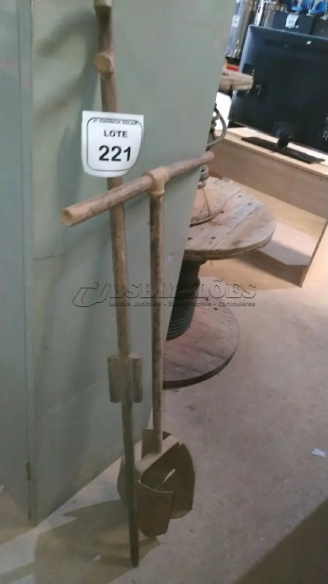 LOTE 221 - 01 TRADO MANUAL. (NO ESTADO) ATENÇÃO! FAZER A VISITAÇÃO ANTES DE ARREMATAR, NÃO SABEMOS SE FUNCIONA, LEILÃO NÃO TEM GARANTIA E NEM DEVOLUÇÃO, SUJEITO A POSSÍVEIS AVARIAS VISÍVEIS/OCULTAS E/OU AUSÊNCIA DE COMPONENTES.