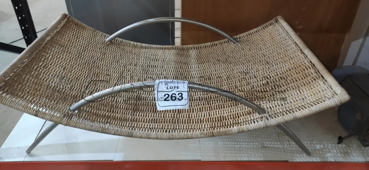 LOTE 263 - 01 MESA PARA DECORAÇÃO. (NO ESTADO) ATENÇÃO! FAZER A VISITAÇÃO ANTES DE ARREMATAR, NÃO SABEMOS SE FUNCIONA, LEILÃO NÃO TEM GARANTIA E NEM DEVOLUÇÃO, SUJEITO A POSSÍVEIS AVARIAS VISÍVEIS/OCULTAS E/OU AUSÊNCIA DE COMPONENTES.