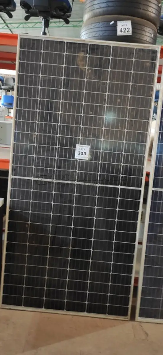 LOTE 303 - 01 MÓDULO SOLAR CANADIAN 385 WATTS CS3U-385MS. (NO ESTADO) ATENÇÃO! FAZER A VISITAÇÃO ANTES DE ARREMATAR, NÃO SABEMOS SE FUNCIONA, LEILÃO NÃO TEM GARANTIA E NEM DEVOLUÇÃO, SUJEITO A POSSÍVEIS AVARIAS VISÍVEIS/OCULTAS