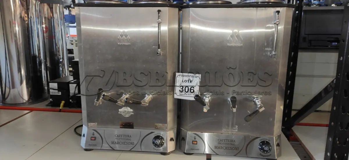 LOTE 306 - 02 CAFETEIRAS INDUSTRIAL MARCHESONI. (NO ESTADO) ATENÇÃO! FAZER A VISITAÇÃO ANTES DE ARREMATAR, NÃO SABEMOS SE FUNCIONA, LEILÃO NÃO TEM GARANTIA E NEM DEVOLUÇÃO, SUJEITO A POSSÍVEIS AVARIAS VISÍVEIS/OCULTAS E/OU AUSÊNCIA DE COMPONENTES.
