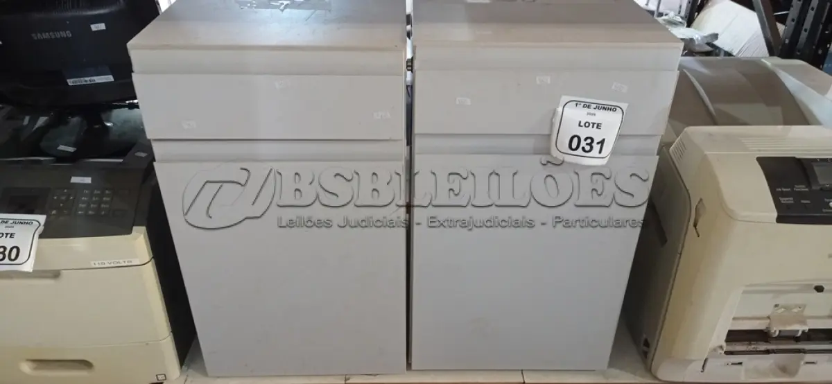 LOTE 031 - 02 ARMÁRIOS PARA CPU COM 01 PORTA E 01GAVETA. (NO ESTADO) ATENÇÃO! FAZER A VISITAÇÃO ANTES DE ARREMATAR, NÃO SABEMOS SE FUNCIONA, LEILÃO NÃO TEM GARANTIA E NEM DEVOLUÇÃO, SUJEITO A POSSÍVEIS AVARIAS VISÍVEIS/OCULTAS E/OU AUSÊNCIA DE COMPONENTES.