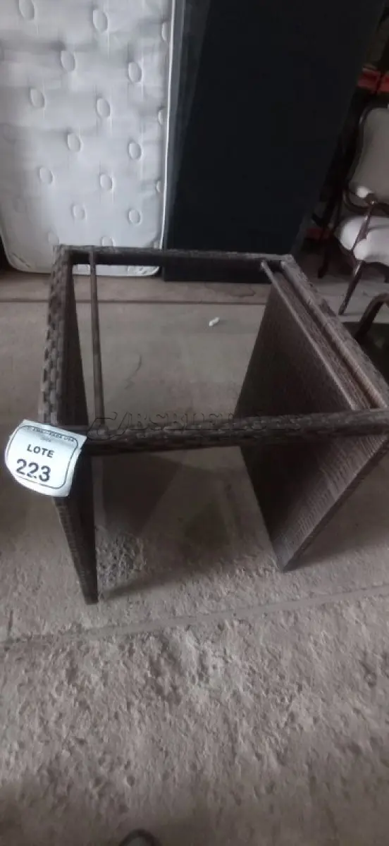 LOTE 223 - 01 MESA DE JARDIM. (NO ESTADO EM QUE SE ENCONTRA. SUJEITO A AVARIAS OCULTAS/VISÍVEIS.) BH1642F