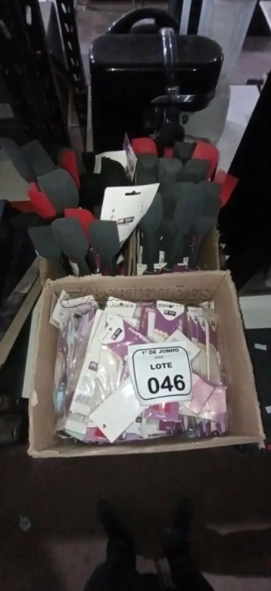 LOTE 046 - 01 LOTE COM GRANDE QUANTIDADE DE PINCÉIS E ESPÁTULAS DE SILICONE. (NO ESTADO) ATENÇÃO! FAZER A VISITAÇÃO ANTES DE ARREMATAR, NÃO SABEMOS SE FUNCIONA, LEILÃO NÃO TEM GARANTIA E NEM DEVOLUÇÃO, SUJEITO A POSSÍVEIS AVARIAS VISÍVEIS/OCULTAS E/OU AUSÊNCIA DE COMPONENTES.