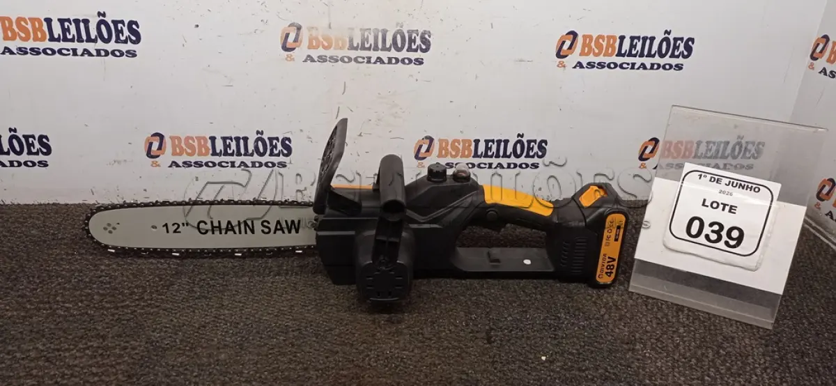 LOTE 039 - 01 MOTOSSERRA A BATERIA 48V MARCA OIVIDA. (NO ESTADO) ATENÇÃO! FAZER A VISITAÇÃO ANTES DE ARREMATAR, NÃO SABEMOS SE FUNCIONA, LEILÃO NÃO TEM GARANTIA E NEM DEVOLUÇÃO, SUJEITO A POSSÍVEIS AVARIAS VISÍVEIS/OCULTAS E/OU AUSÊNCIA DE COMPONENTES.