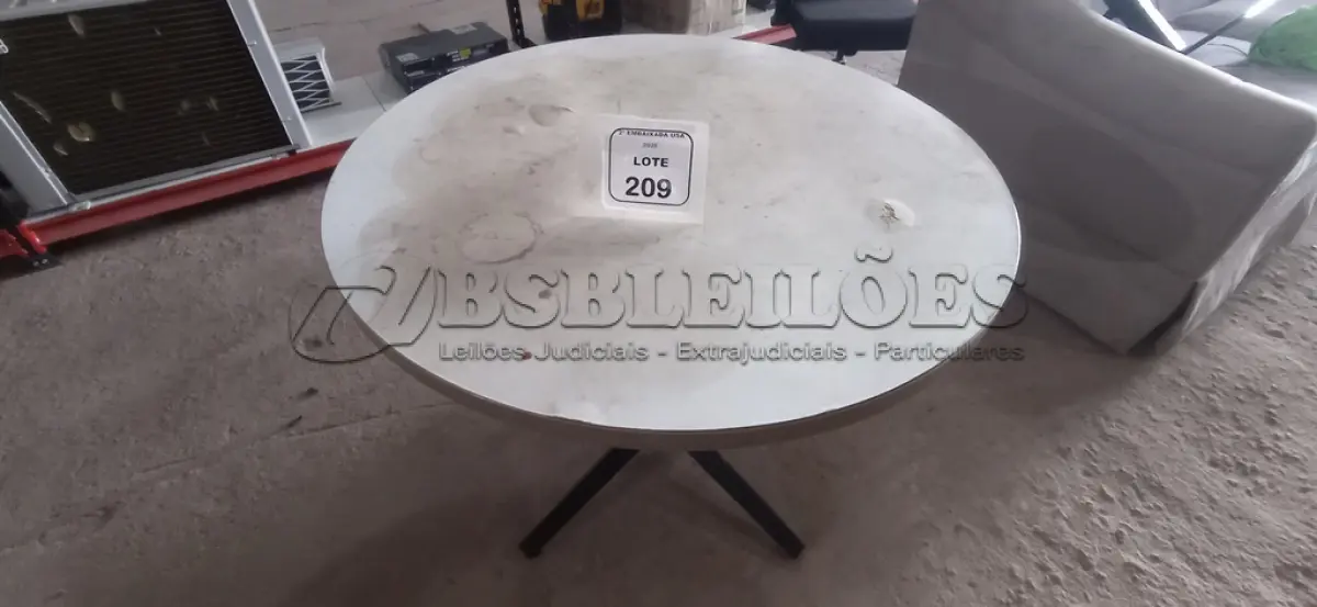 LOTE 209 - 01 MESA COM TAMPO BRANCO REDONDA. (NO ESTADO EM QUE SE ENCONTRA. SUJEITO A AVARIAS OCULTAS/VISÍVEIS.)