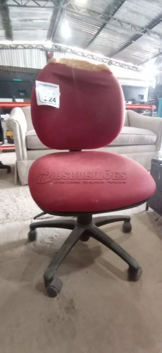 LOTE 224 - 01 CADEIRA DE ESCRITÓRIO NA COR VERMELHA. (NO ESTADO EM QUE SE ENCONTRA. SUJEITO A AVARIAS OCULTAS/VISÍVEIS.)