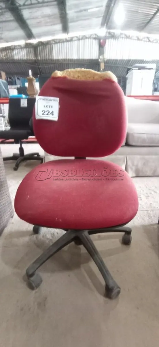 LOTE 224 - 01 CADEIRA DE ESCRITÓRIO NA COR VERMELHA. (NO ESTADO EM QUE SE ENCONTRA. SUJEITO A AVARIAS OCULTAS/VISÍVEIS.)