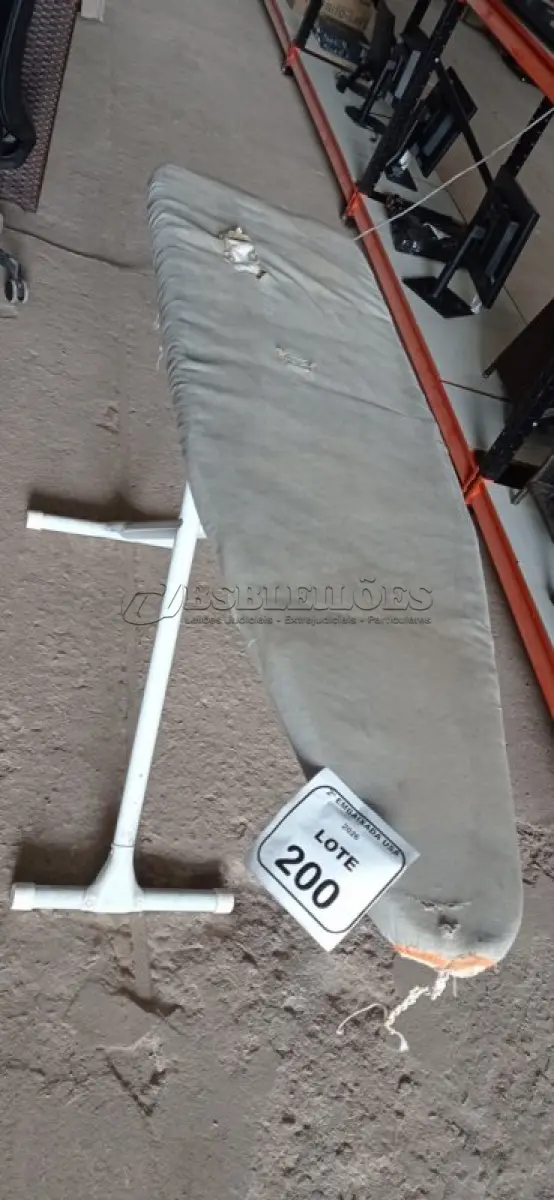 LOTE 200 - 01 TÁBUA DE PASSAR ROUPAS. (NO ESTADO EM QUE SE ENCONTRA. SUJEITO A AVARIAS OCULTAS/VISÍVEIS.)