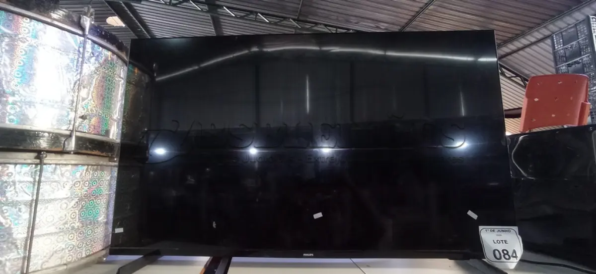 LOTE 084 - 01 TV LED 50’’ MARCA PHILIPS PARA RETIRADA DE PEÇAS. (NO ESTADO) ATENÇÃO! FAZER A VISITAÇÃO ANTES DE ARREMATAR, NÃO SABEMOS SE FUNCIONA, LEILÃO NÃO TEM GARANTIA E NEM DEVOLUÇÃO, SUJEITO A POSSÍVEIS AVARIAS VISÍVEIS/OCULTAS E/OU AUSÊNCIA DE COMPONENTES.