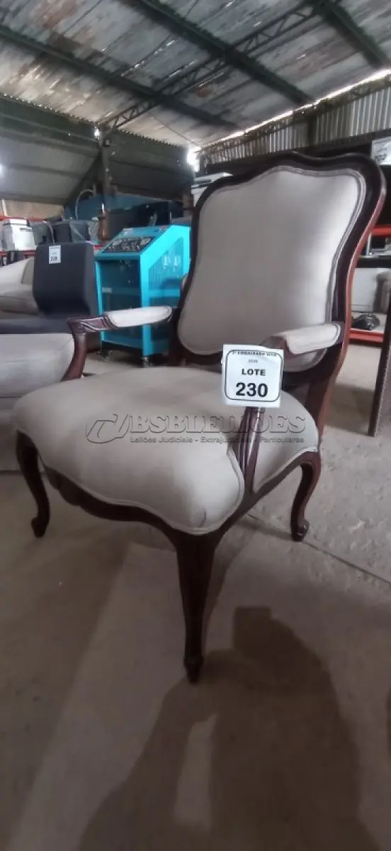 LOTE 230 - 01 CADEIRA ESTOFADA EM MADEIRA (OCCASIONAL CHAIR). (NO ESTADO EM QUE SE ENCONTRA. SUJEITO A AVARIAS OCULTAS/VISÍVEIS.) BF8632R