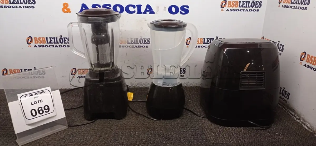 LOTE 069 - 01 AIR FRYER 4L220V MARCA MONDIAL E 02 LIQUIDIFICADORES 220V MARCA MONDIAL. (NO ESTADO) ATENÇÃO! FAZER A VISITAÇÃO ANTES DE ARREMATAR, NÃO SABEMOS SE FUNCIONA, LEILÃO NÃO TEM GARANTIA E NEM DEVOLUÇÃO, SUJEITO A POSSÍVEIS AVARIAS VISÍVEIS/OCULTAS E/OU AUSÊNCIA DE COMPONENTES.