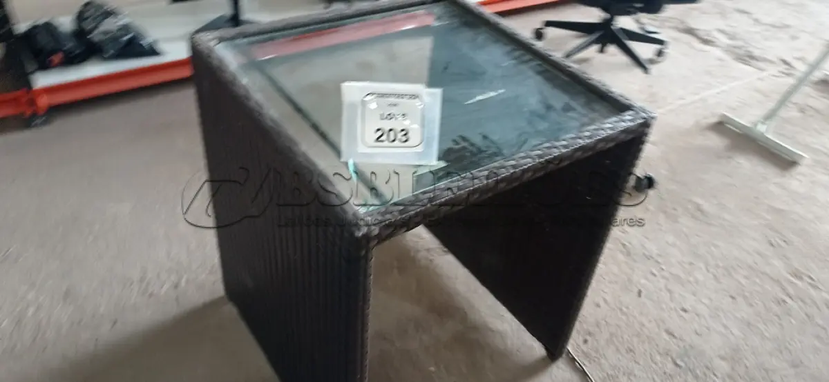 LOTE 203 - 01 MESA DE JARDIM. (NO ESTADO EM QUE SE ENCONTRA. SUJEITO A AVARIAS OCULTAS/VISÍVEIS.) BH1585A