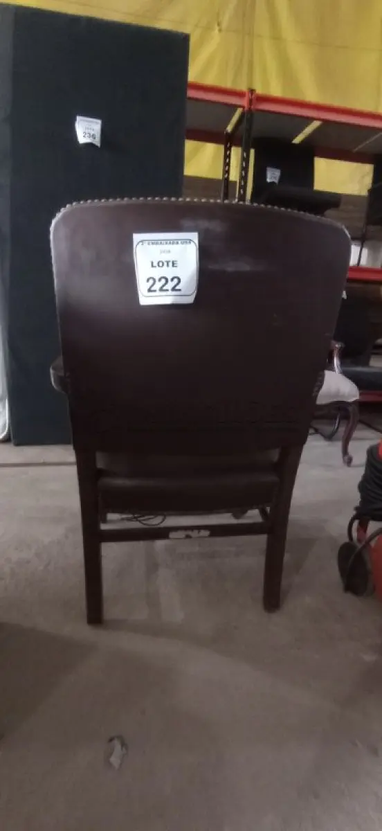 LOTE 222 - 01 CADEIRA ANTIGA DE ESCRITÓRIO. (NO ESTADO EM QUE SE ENCONTRA. SUJEITO A AVARIAS OCULTAS/VISÍVEIS.)
