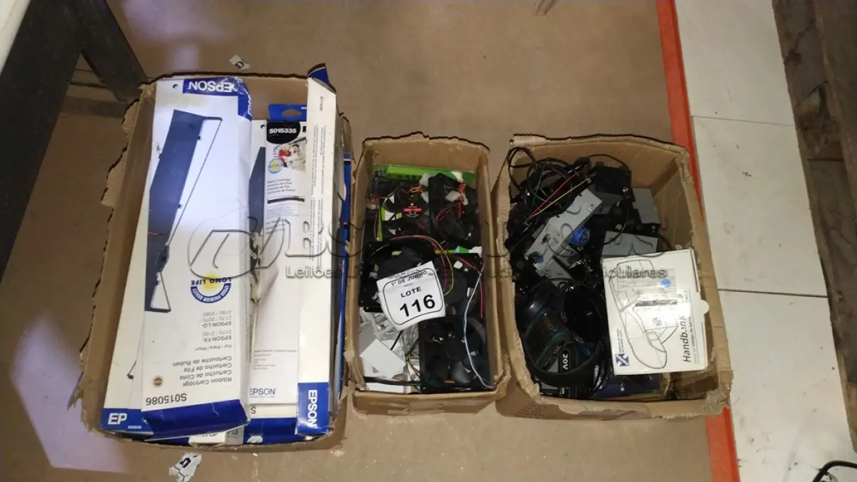 LOTE 116 - 01 LOTE COM GRANDE QUANTIDADE DE  CARTUCHOS DE FITAS EPSON, VÁRIOS CONJUNTOS DE TOMADAS DUPLAS, DOIS TECLADOS NUMÉRICOS NOVOS, VÁRIOS COOLERS E ELETRONICOS DIVERSOS. (NO ESTADO) ATENÇÃO! FAZER A VISITAÇÃO ANTES DE ARREMATAR, NÃO SABEMOS SE FUNCIONA, LEILÃO NÃO TEM GARANTIA E NEM DEVOLUÇÃO, SUJEITO A POSSÍVEIS AVARIAS VISÍVEIS/OCULTAS E/OU AUSÊNCIA DE COMPONENTES.