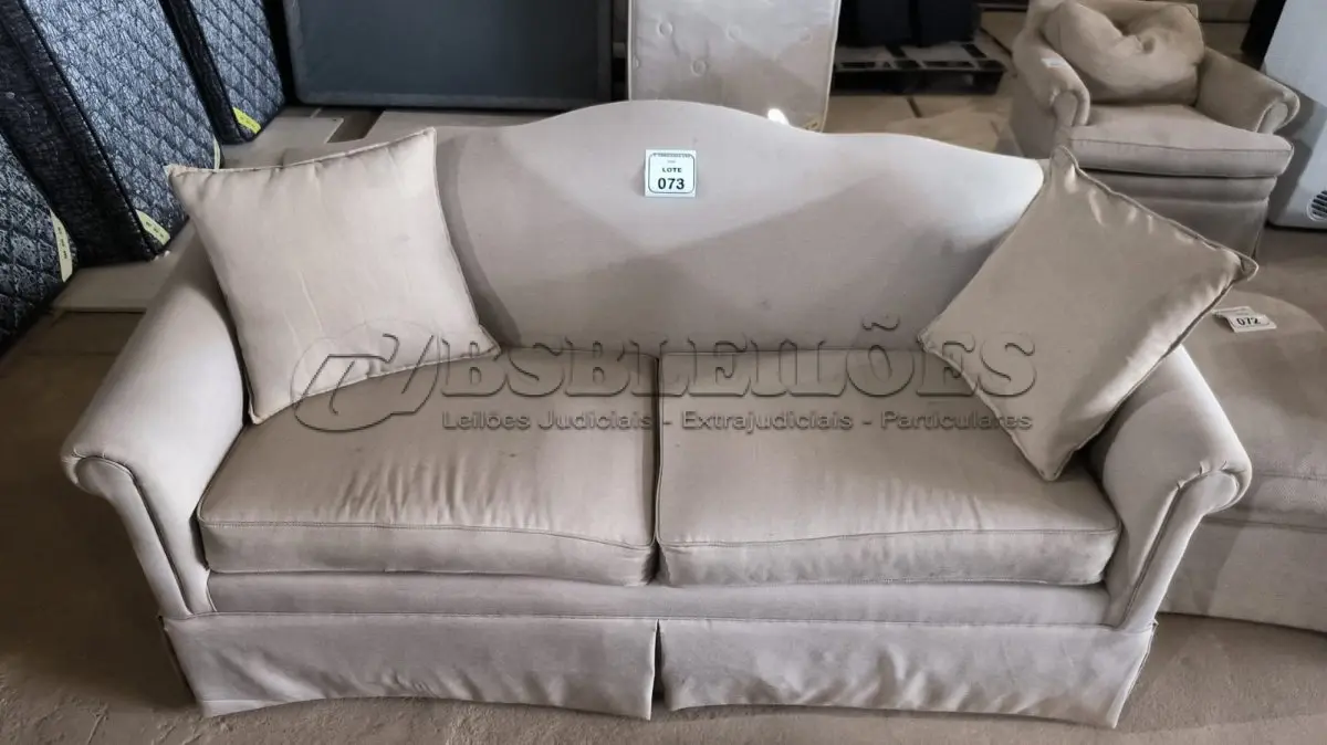 LOTE 073 - 01 SOFÁ 02 LUGARES. (NO ESTADO EM QUE SE ENCONTRA. SUJEITO A AVARIAS OCULTAS/VISÍVEIS) AV9895K