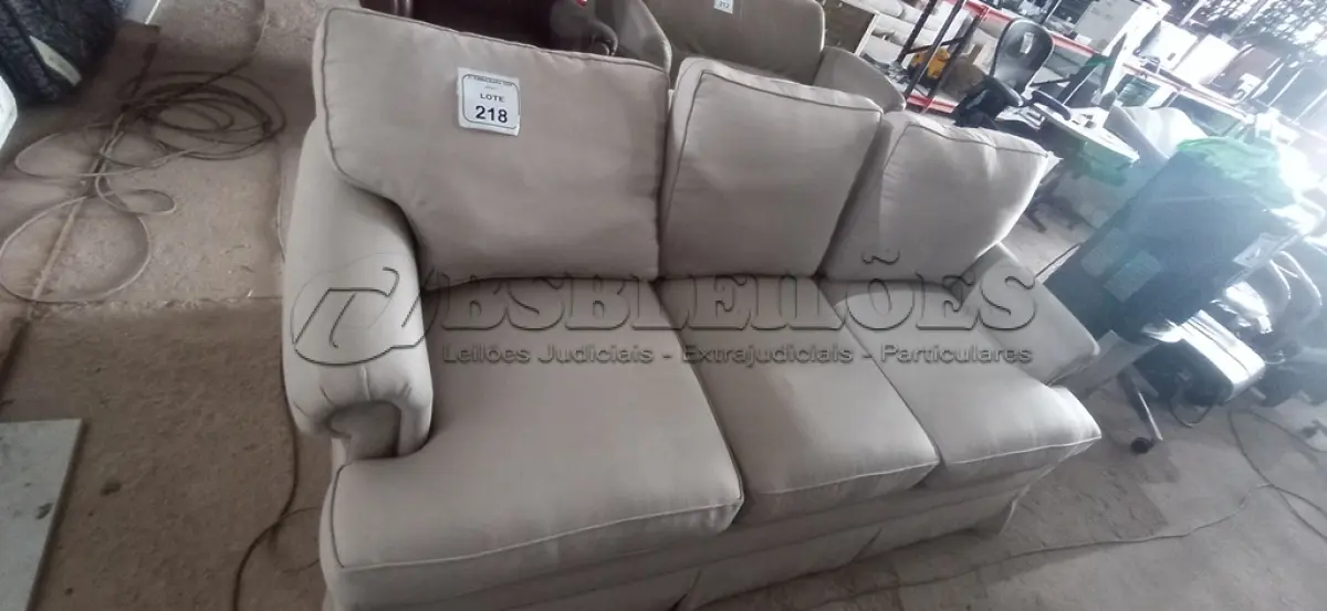 LOTE 218 - 01 SOFA 03 LUGARES. (NO ESTADO EM QUE SE ENCONTRA. SUJEITO A AVARIAS OCULTAS/VISÍVEIS.) BF8594N