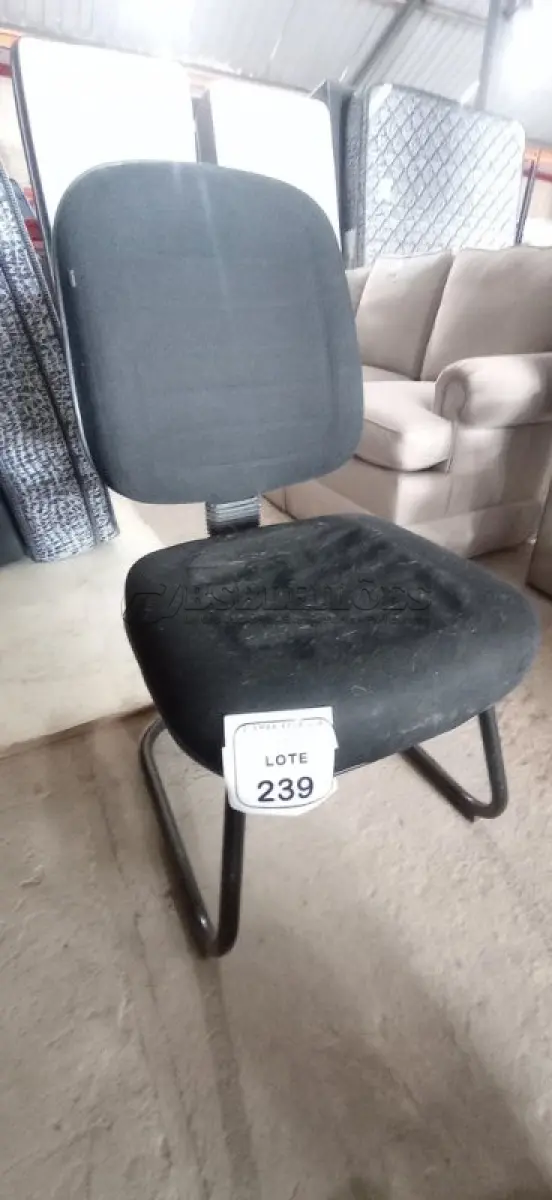 LOTE 238 - 01 CADEIRA DE ESCRITÓRIO PRETA COM RODIZIOS. (NO ESTADO EM QUE SE ENCONTRA. SUJEITO A AVARIAS OCULTAS/VISÍVEIS.)