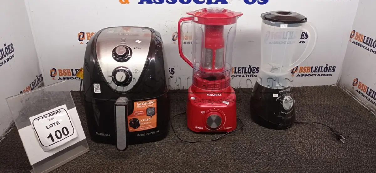 LOTE 100 - 01 AIR FRYER 5L 220V MARCA MONDIAL E 02 LIQUIDIFICADORES 220V MARCA MONDIAL. (NO ESTADO) ATENÇÃO! FAZER A VISITAÇÃO ANTES DE ARREMATAR, NÃO SABEMOS SE FUNCIONA, LEILÃO NÃO TEM GARANTIA E NEM DEVOLUÇÃO, SUJEITO A POSSÍVEIS AVARIAS VISÍVEIS/OCULTAS E/OU AUSÊNCIA DE COMPONENTES.
