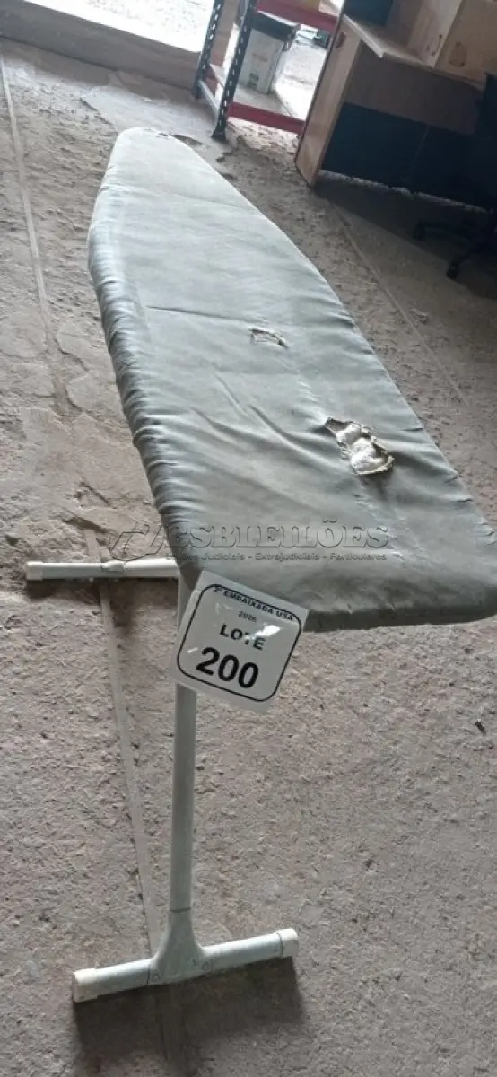 LOTE 200 - 01 TÁBUA DE PASSAR ROUPAS. (NO ESTADO EM QUE SE ENCONTRA. SUJEITO A AVARIAS OCULTAS/VISÍVEIS.)