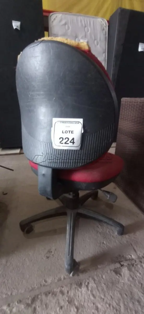 LOTE 224 - 01 CADEIRA DE ESCRITÓRIO NA COR VERMELHA. (NO ESTADO EM QUE SE ENCONTRA. SUJEITO A AVARIAS OCULTAS/VISÍVEIS.)