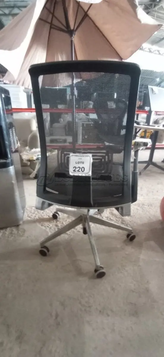 LOTE 220 - 01 CADEIRA DE ESCRITÓRIO NA COR PRETA. (NO ESTADO EM QUE SE ENCONTRA. SUJEITO A AVARIAS OCULTAS/VISÍVEIS.)