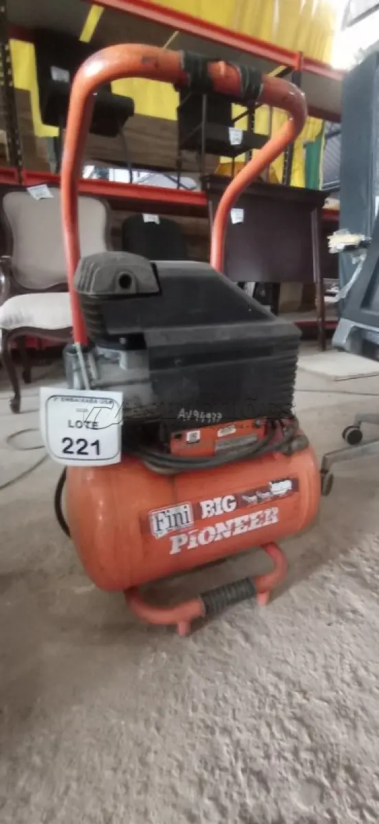 LOTE 221 - 01 COMPRESSOR DE AR. (NO ESTADO EM QUE SE ENCONTRA. SUJEITO A AVARIAS OCULTAS/VISÍVEIS.) AV9497P