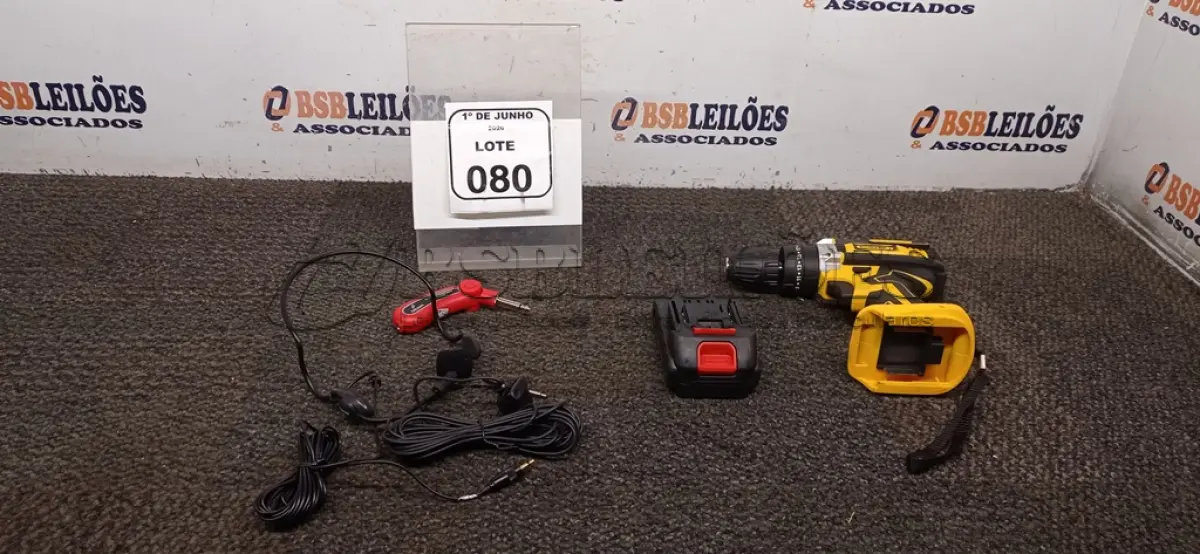 LOTE 080 - 01 PARAFUSADEIRA A BATERIA 21V MARCA BOMVINK E 01 MICROFONE AURICULAR COM MICROFONE DE LAPELA MODELO LA500 MARCA ARCANO. (NO ESTADO) ATENÇÃO! FAZER A VISITAÇÃO ANTES DE ARREMATAR, NÃO SABEMOS SE FUNCIONA, LEILÃO NÃO TEM GARANTIA E NEM DEVOLUÇÃO, SUJEITO A POSSÍVEIS AVARIAS VISÍVEIS/OCULTAS E/OU AUSÊNCIA DE COMPONENTES.