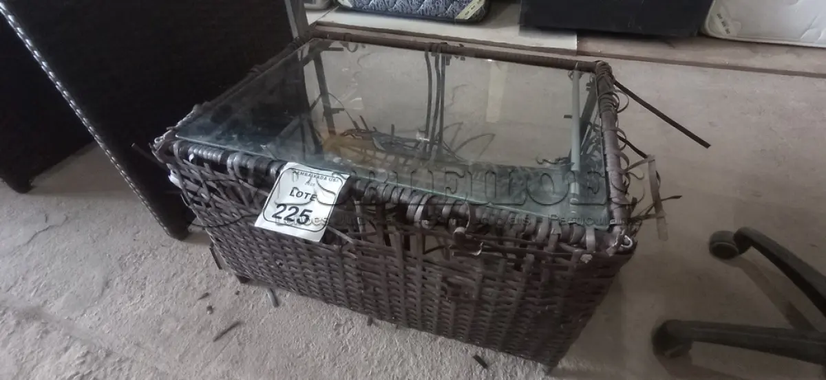 LOTE 225 - 01 MESA DE JARDIM AV1590V (NO ESTADO EM QUE SE ENCONTRA. SUJEITO A AVARIAS OCULTAS/VISÍVEIS.)