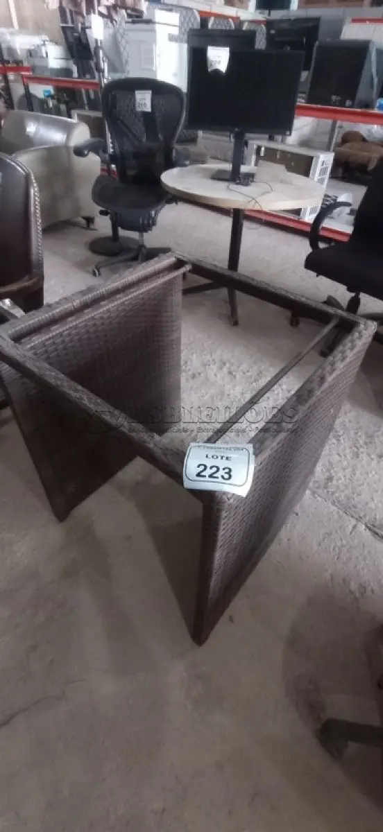 LOTE 223 - 01 MESA DE JARDIM. (NO ESTADO EM QUE SE ENCONTRA. SUJEITO A AVARIAS OCULTAS/VISÍVEIS.) BH1642F