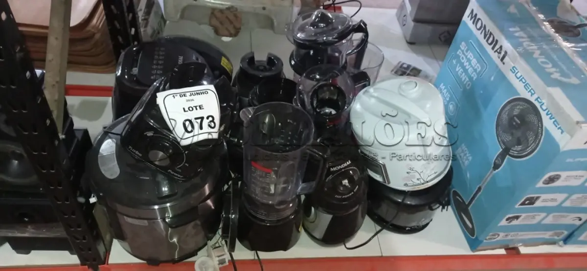LOTE 073 - 01 PANELA DE PRESSÃO ELÉTRICA, 01 AIR FRYER, 01 PIPOQUEIRA, 01 LIQUIDIFICADOR COMPLETO, 03 COPOS DE LIQUIDIFICADOR E 05 MOTORES MARCA MONDIAL PARA RETIRADA DE PEÇAS. (NO ESTADO) ATENÇÃO! FAZER A VISITAÇÃO ANTES DE ARREMATAR, NÃO SABEMOS SE FUNCIONA, LEILÃO NÃO TEM GARANTIA E NEM DEVOLUÇÃO, SUJEITO A POSSÍVEIS AVARIAS VISÍVEIS/OCULTAS E/OU AUSÊNCIA DE COMPONENTES.