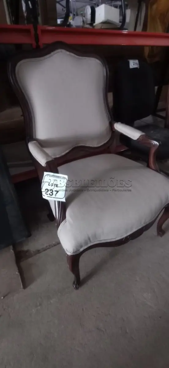 LOTE 237 - 01 CADEIRA ESTOFADA EM MADEIRA (OCCASIONAL CHAIR). (NO ESTADO EM QUE SE ENCONTRA. SUJEITO A AVARIAS OCULTAS/VISÍVEIS.) BF8516P