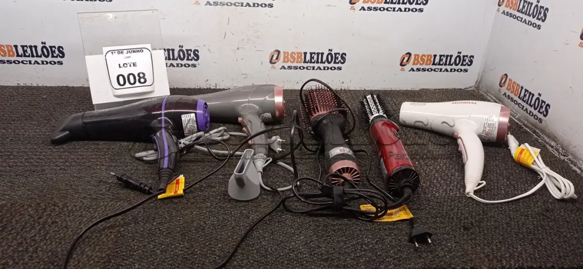 LOTE 008 - 03 SECADORES DE CABELO 220V E 02 ESCOVAS DE CABELO ELÉTRICAS 220V MARCA MONIDAL. (NO ESTADO) ATENÇÃO! FAZER A VISITAÇÃO ANTES DE ARREMATAR, NÃO SABEMOS SE FUNCIONA, LEILÃO NÃO TEM GARANTIA E NEM DEVOLUÇÃO, SUJEITO A POSSÍVEIS AVARIAS VISÍVEIS/OCULTAS E/OU AUSÊNCIA DE COMPONENTES.