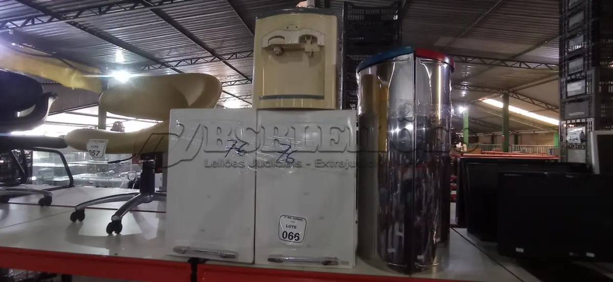 LOTE 066 - 01 ARMÁRIO DE FERRO COM 02 PORTAS, 01 BEBEDOURO PARA GARRAFÃO MARCA HOMESTAR E 02 LIXEIRAS EM INOX. (NO ESTADO) ATENÇÃO! FAZER A VISITAÇÃO ANTES DE ARREMATAR, NÃO SABEMOS SE FUNCIONA, LEILÃO NÃO TEM GARANTIA E NEM DEVOLUÇÃO, SUJEITO A POSSÍVEIS AVARIAS VISÍVEIS/OCULTAS E/OU AUSÊNCIA DE COMPONENTES.