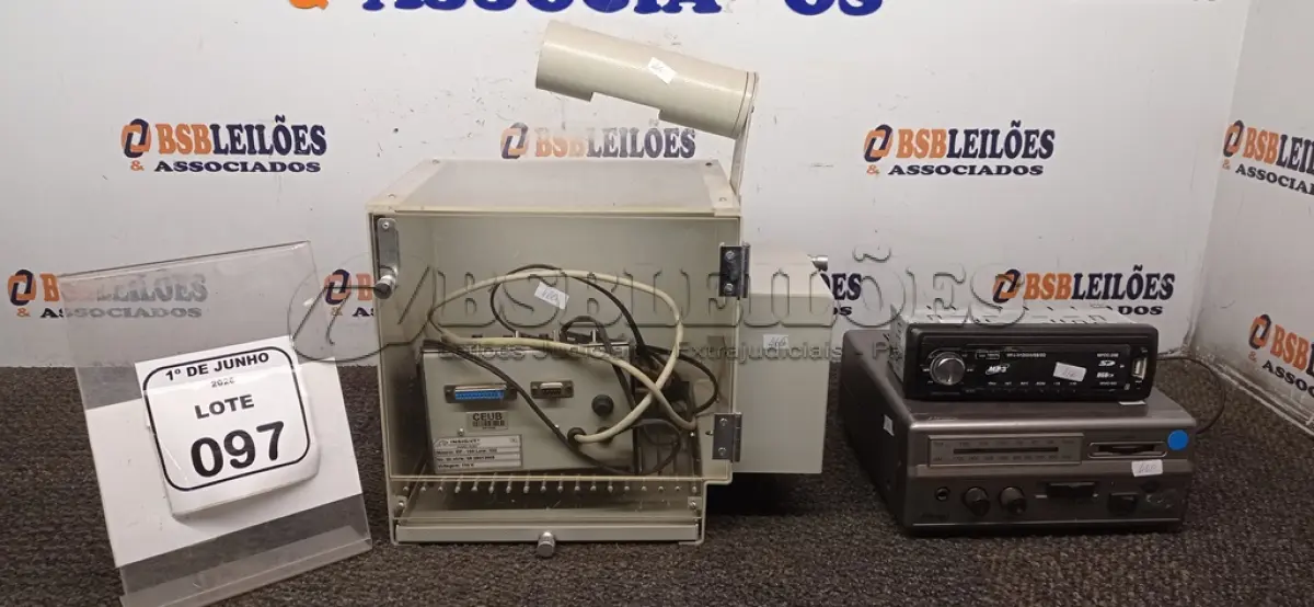 LOTE 097 - 01 CAIXA DE CONDICIONAMENTO ANIMAL MODELO EP-102 COM PAINEL DE CONTROLE MODELO CS 0199 110V, 01 APARELHO DE SOM AUTOMOTIVO E 01 RECEIVER MODELO FR 900 MARCA FRAHM. (NO ESTADO) ATENÇÃO! FAZER A VISITAÇÃO ANTES DE ARREMATAR, NÃO SABEMOS SE FUNCIONA, LEILÃO NÃO TEM GARANTIA E NEM DEVOLUÇÃO, SUJEITO A POSSÍVEIS AVARIAS VISÍVEIS/OCULTAS E/OU AUSÊNCIA DE COMPONENTES.